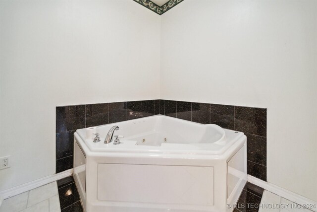 1202 SW 9th St, Wagoner, OK 74467 - bathroom with a jetted tub and baseboards