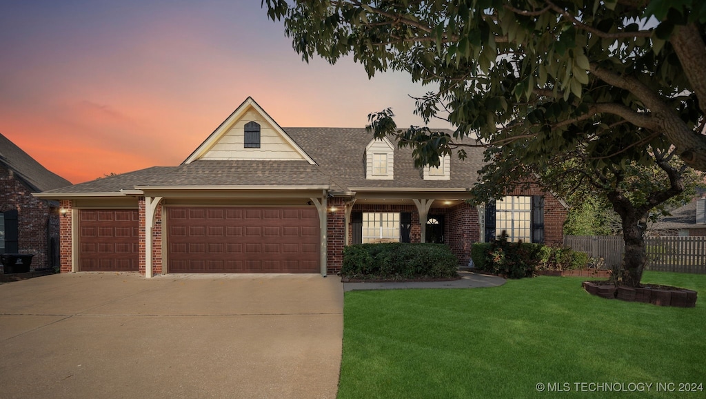 view of front facade featuring a garage and a yard