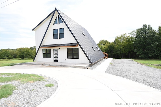 view of modern inspired farmhouse