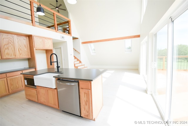 kitchen featuring sink, a kitchen island with sink, light hardwood / wood-style flooring, high vaulted ceiling, and dishwasher