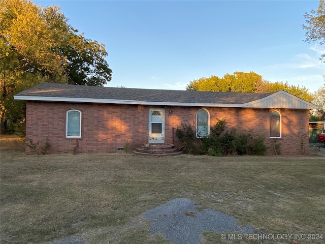 single story home with a front lawn