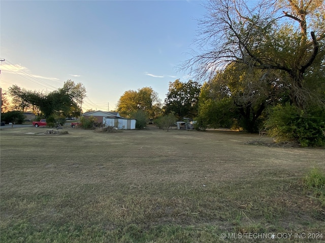 view of yard at dusk