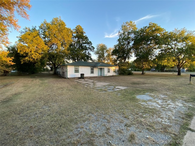 view of yard featuring a patio