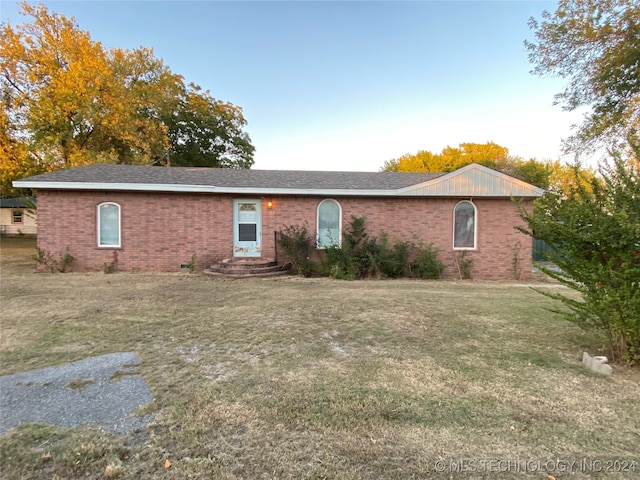 single story home featuring a front yard