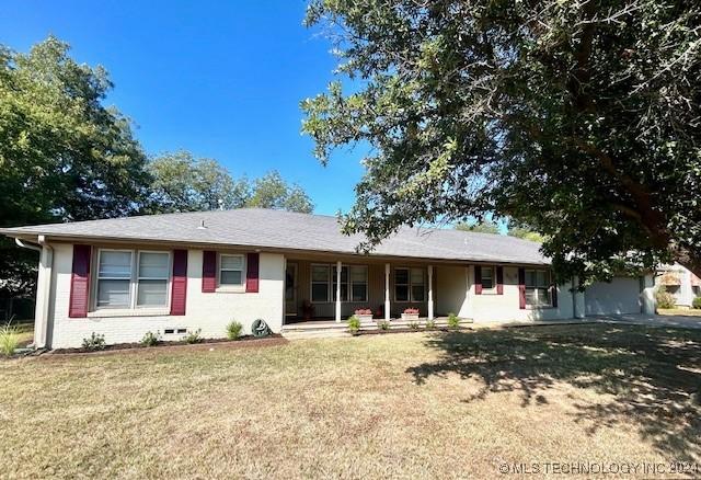 ranch-style house featuring a front lawn