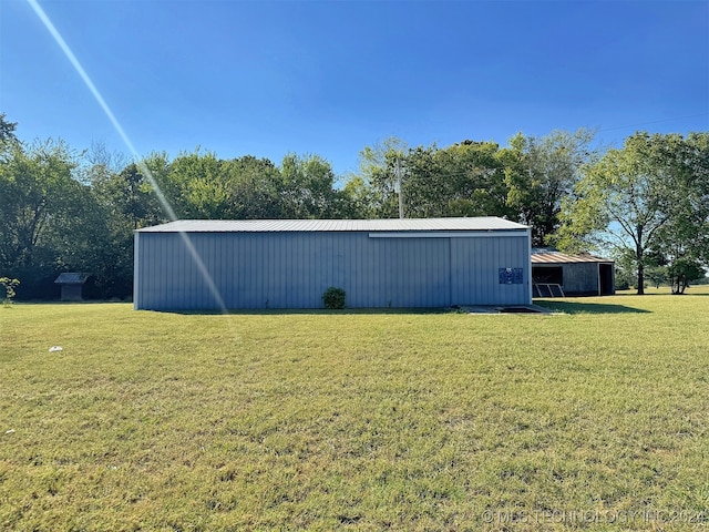 view of yard featuring an outbuilding