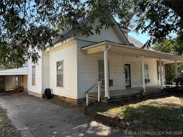 view of front facade featuring a porch and a carport