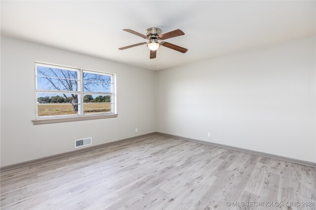 unfurnished room featuring light hardwood / wood-style floors and ceiling fan