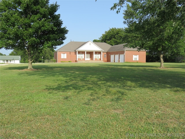 view of front of property featuring a front lawn