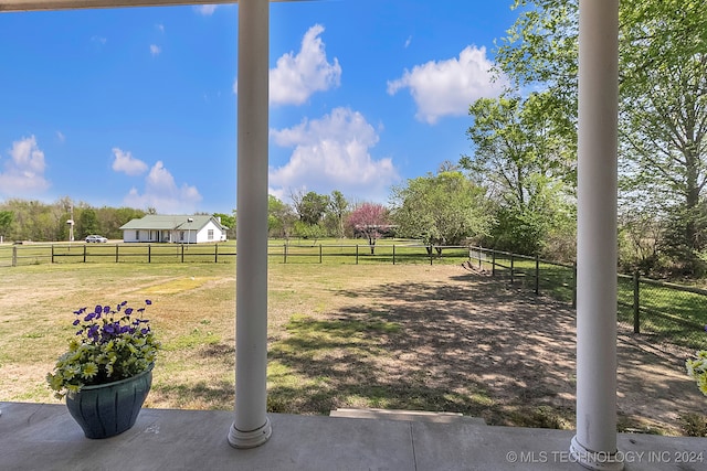 view of yard featuring a rural view