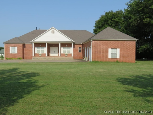 view of front facade featuring a front yard