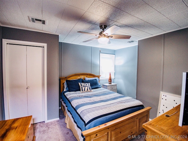 bedroom featuring a closet, carpet, and ceiling fan