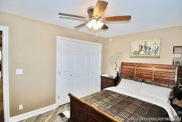 bedroom featuring light wood-type flooring, ceiling fan, and a closet