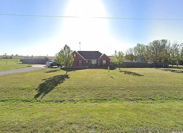 view of front of house featuring a front lawn