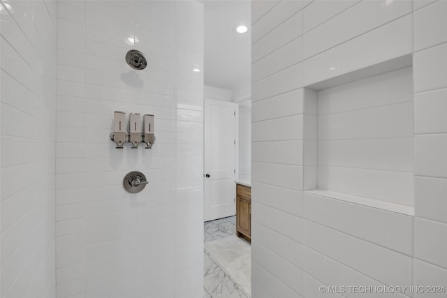 bathroom featuring a tile shower