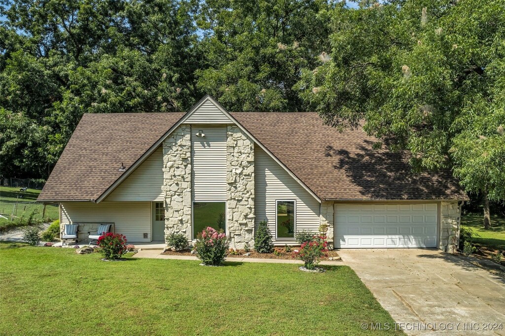 view of front of house featuring a garage and a front yard