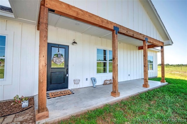 property entrance featuring a yard