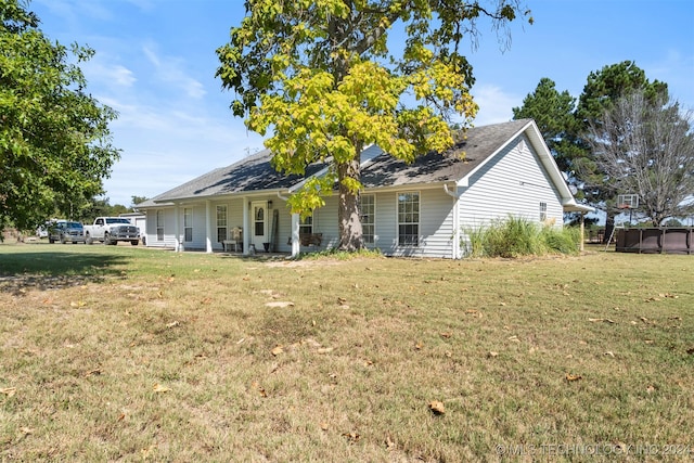 view of front of house featuring a front lawn