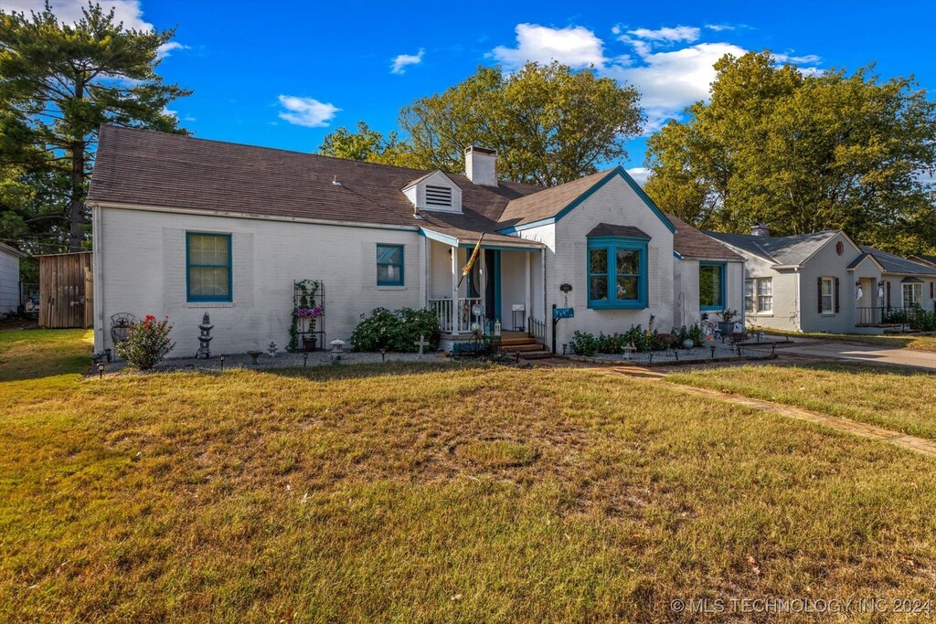 view of front of house with a front lawn