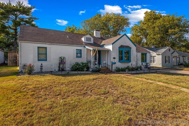 view of front of house with a front lawn