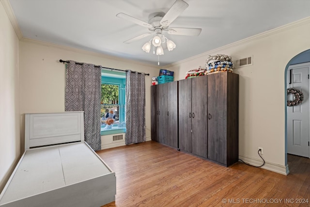 unfurnished bedroom featuring crown molding, light hardwood / wood-style floors, and ceiling fan