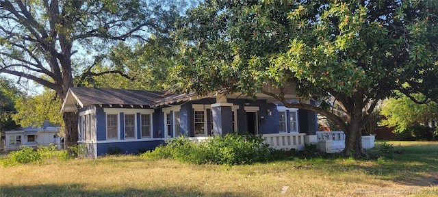 view of front of house featuring a front yard