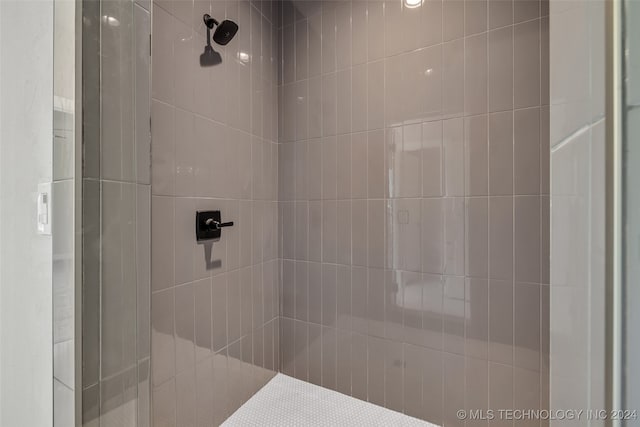 bathroom featuring a tile shower