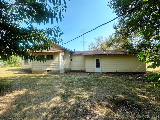 back of house featuring a yard