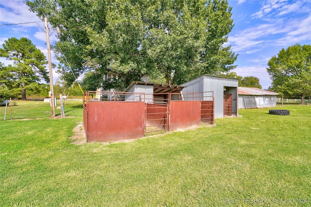 view of yard with an outbuilding