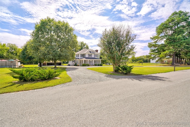 view of front of house featuring a front lawn