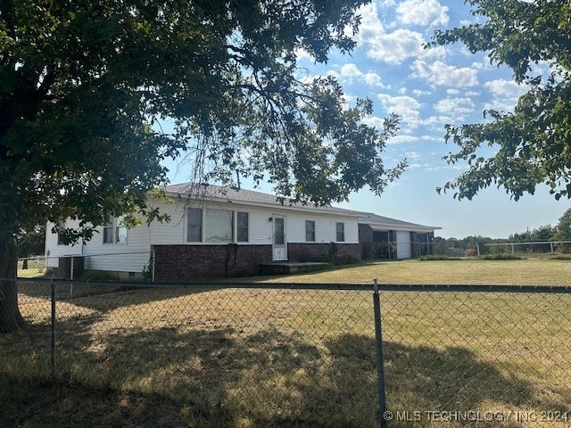 ranch-style home featuring a front lawn