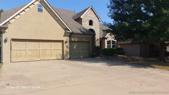 view of front of house with a garage