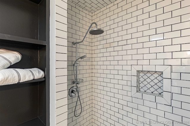 bathroom featuring tiled shower