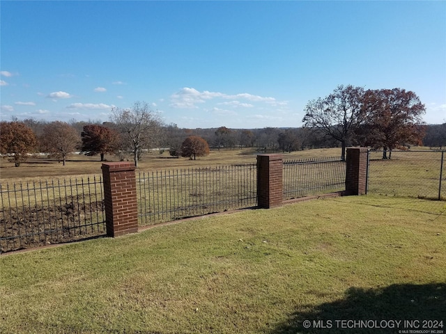 view of yard featuring a rural view