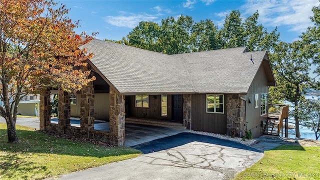 view of front of house featuring a front lawn and a carport