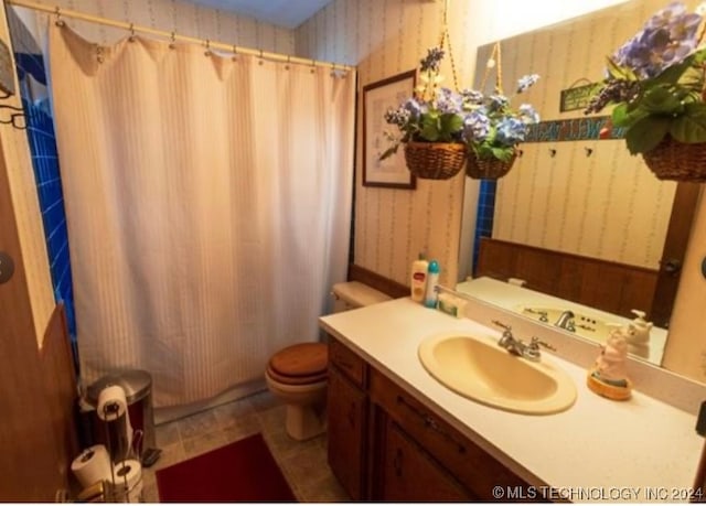 bathroom with a shower with shower curtain, vanity, and toilet