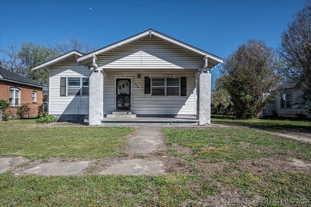 bungalow featuring a front lawn