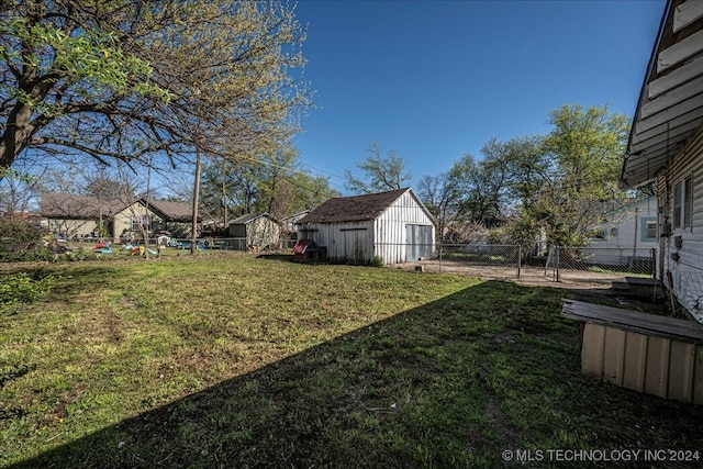 view of yard with a storage unit