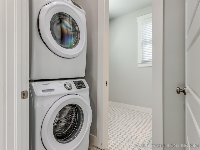 86 Ridgeline, Carlton Landing, OK 74432 - clothes washing area featuring tile patterned floors, baseboards, stacked washer / dryer, and laundry area