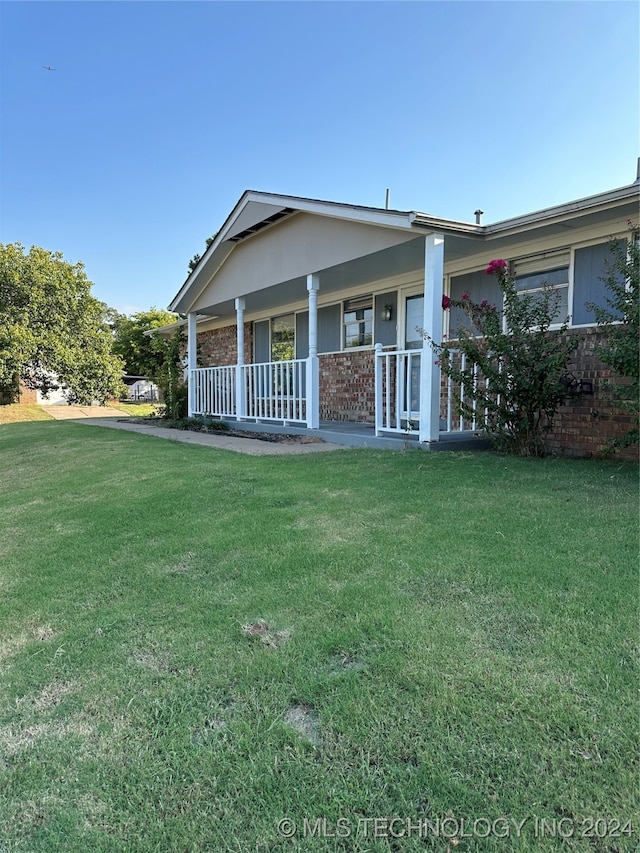 view of front of house featuring a porch and a front lawn