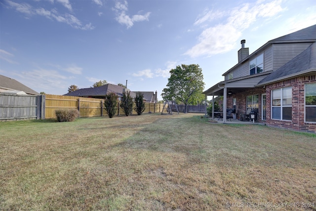 view of yard featuring a patio