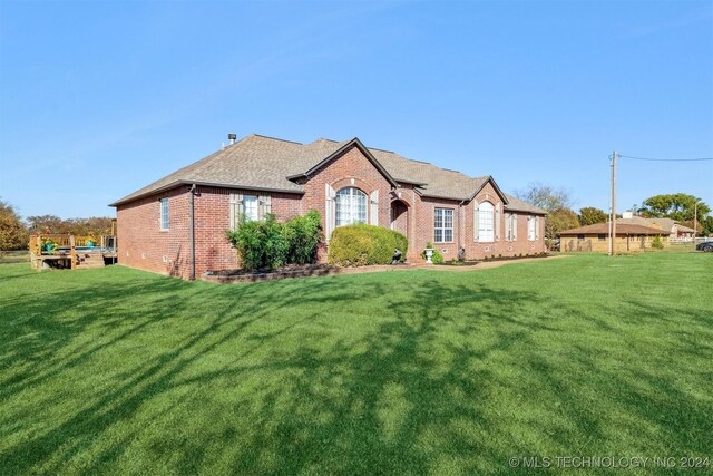 view of front of property with a front yard