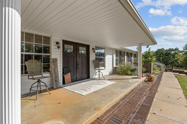 property entrance featuring a porch