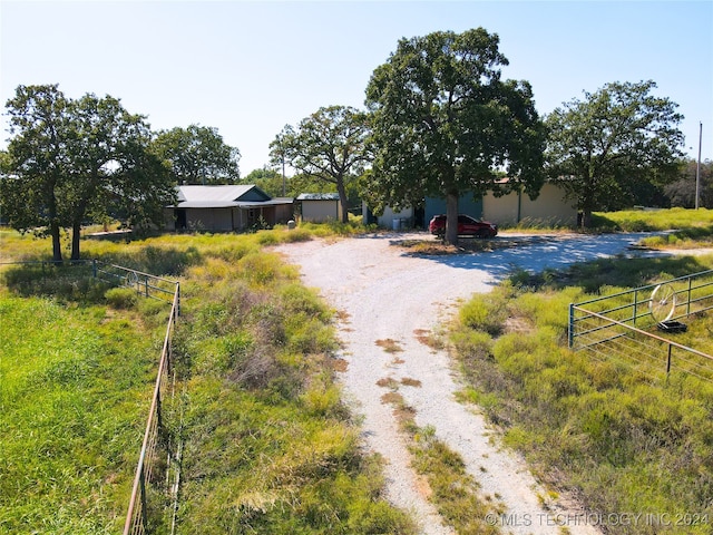 view of yard featuring a rural view