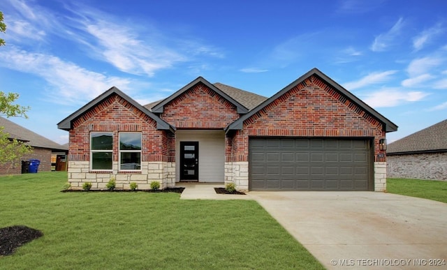 view of front of home featuring a front yard and a garage