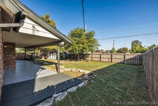 view of yard featuring a patio area