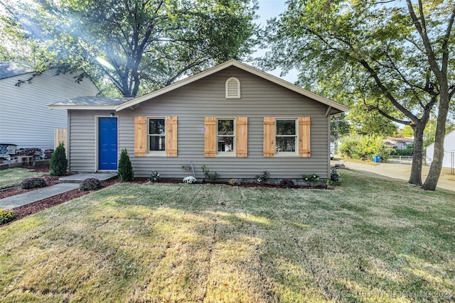 view of front facade with a front lawn