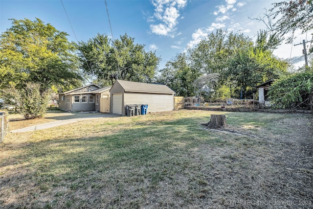 view of yard featuring a garage and an outdoor structure