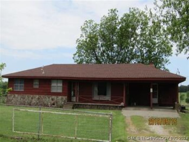 view of front of house with a front lawn