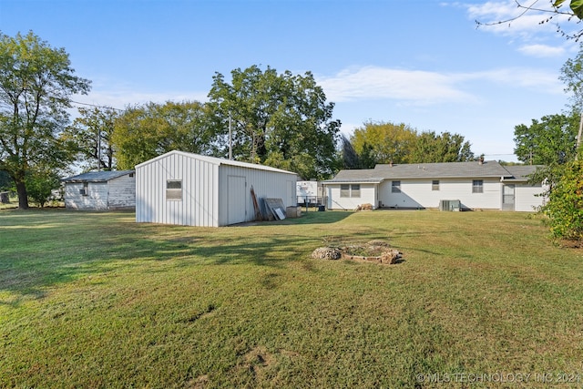 view of yard with an outbuilding